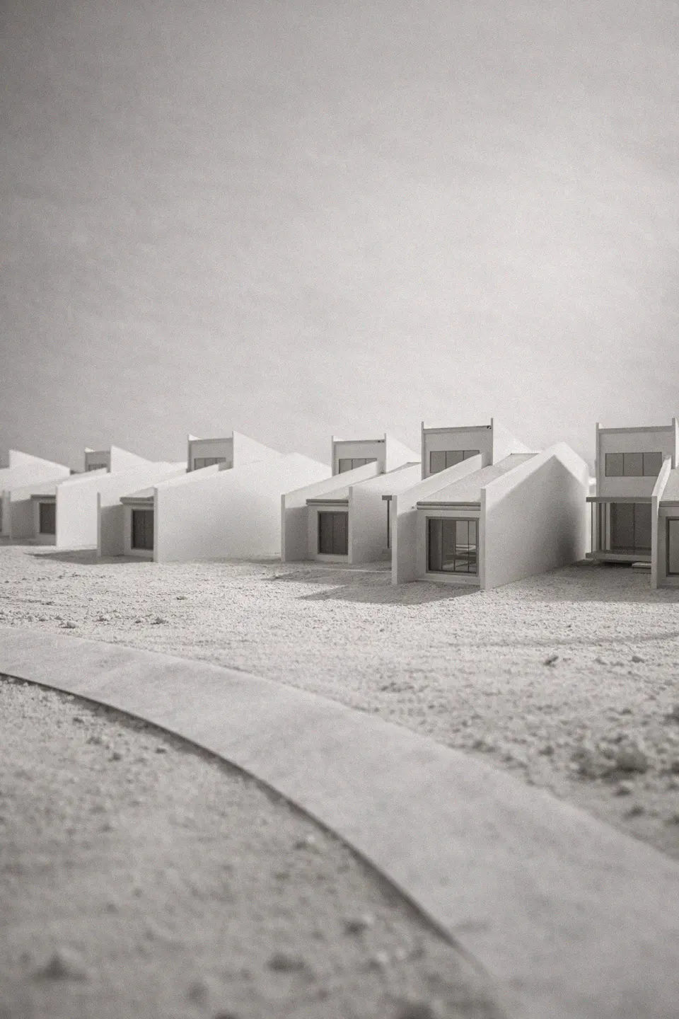 Maqueta en blanco sobre la mesa del taller, en penumbra de madrugada