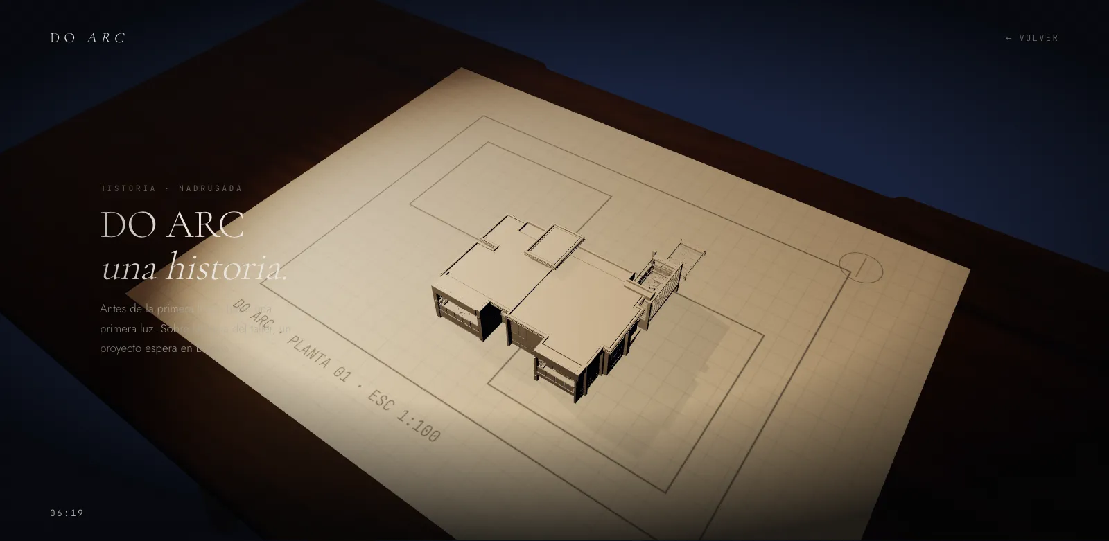 La maqueta blanca sobre el escritorio del taller, en penumbra de madrugada