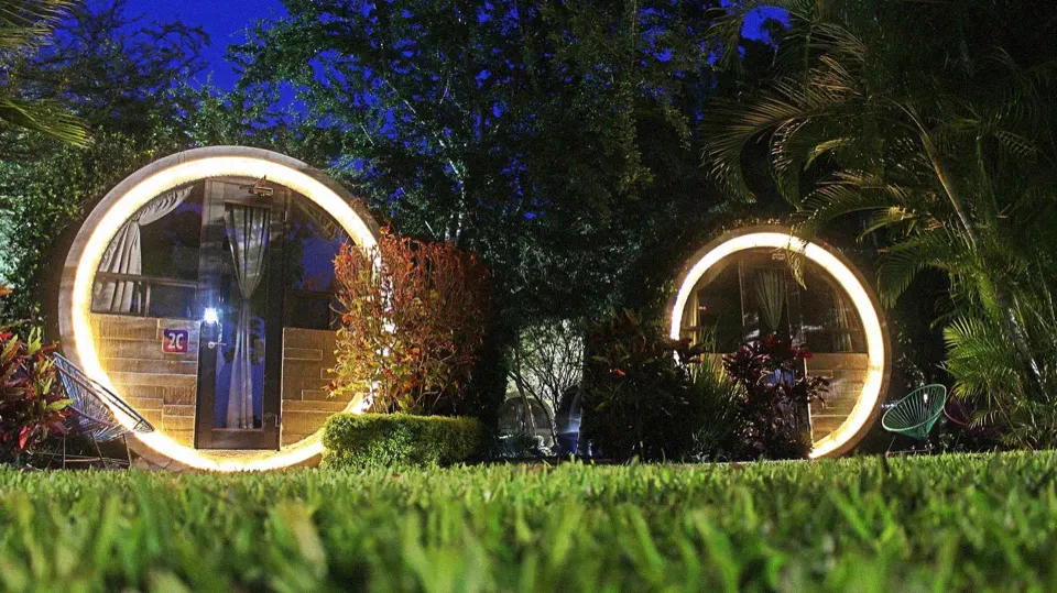 La obra terminada e iluminada al anochecer, habitada